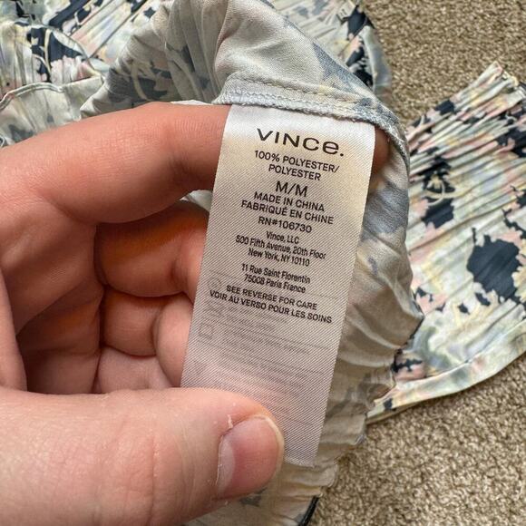 VINCE Top Lotus Pleated Floral Crinkle Blue Pink Blouse Button Down Satin Size M - Picture 5 of 8